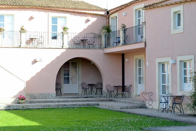 Masseria Degli Ulivi - Noto Hotel